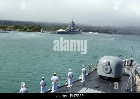 Pearl Harbor (25 juin 2018) La marine philippine BRP Andres Bonifacio (FF17) marins 'manning les rails' lors de la saisie d'une base commune Pearl Harbor-Hickam, New York, le 25 juin. Vingt-cinq nations, 46 navires, 5 sous-marins, environ 200 avions et 25 000 personnes participent à l'EXERCICE RIMPAC du 27 juin au 2 août dans et autour des îles Hawaï et la Californie du Sud. Le plus grand exercice maritime international RIMPAC, fournit une formation unique alors que la promotion et le soutien de relations de coopération entre les participants essentiels pour assurer la sécurité des voies maritimes et de la sécurité Banque D'Images