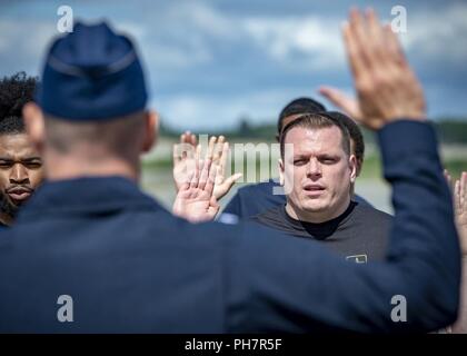 Le lieutenant-colonel Kevin Welsh, U.S. Air Force Thunderbirds "escadron de démonstration aérienne, le commandant effectue une cérémonie d'enrôlement à l'Arctic Thunder Open House à Anchorage, AK, 30 juin 2018. Depuis 1953, l'équipe attaquante a servi comme premier ministre de l'Amérique, de l'escadron de démonstration aérienne, chargée de la mission vitale pour recruter, conserver et inspirer passé, présent et futur d'aviateurs. Banque D'Images