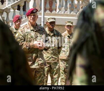 Le lieutenant général de l'ARMÉE AMÉRICAINE Paul J. LaCamera, parle à l'auditoire dans le meilleur guerrier de la cérémonie de remise des prix de la concurrence à Fort Bragg, Caroline du Nord, le 29 juin 2018. Le meilleur guerrier La concurrence est un événement d'une semaine, les participants à pousser leurs limites physiques et mentales. Banque D'Images