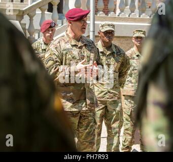 Le lieutenant général de l'ARMÉE AMÉRICAINE Paul J. LaCamera, parle à l'auditoire dans le meilleur guerrier de la cérémonie de remise des prix de la concurrence à Fort Bragg, Caroline du Nord, le 29 juin 2018. Le meilleur guerrier La concurrence est un événement d'une semaine, les participants à pousser leurs limites physiques et mentales. Banque D'Images