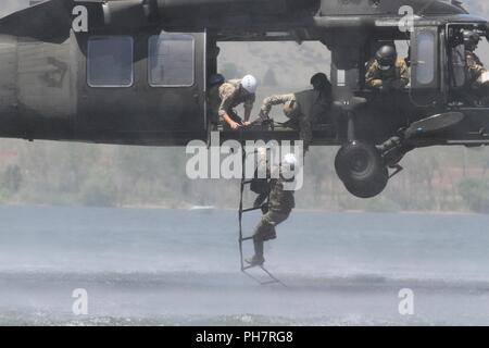 Un soldat du 10e Groupe des forces spéciales (Airborne) monte une échelle au cours de l'extraction de l'eau formation sur réservoir Chatfield près de Littleton, Colorado, le 29 juin 2018. Cet événement de formation d'origine hydrique les bérets verts ont donné la possibilité de s'entraîner sur l'infiltration et l'exfiltration non conventionnelles, ce qui les tactiques d'affûtage de l'unité de mesure de fonctionner sur terre, mer et air. Banque D'Images