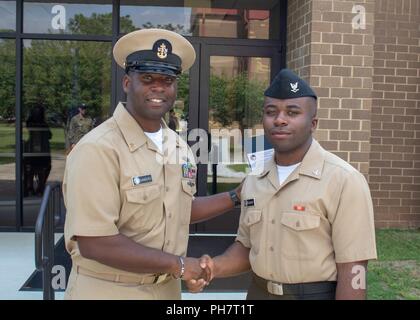 FORT GORDON, ga (29 juin 2018) Chef de cryptologie du technicien (technique) Darrick Sanders (à gauche) et son fils, Cryptologic Technicien (Collection) 3 Classe Darrick Sanders Jr., posent pour une photo après une cérémonie de promotion spéciale. Les deux marins sont affectés au commandement des opérations d'information de la Marine et de la Géorgie ont été frocked à leur grade actuel le jour même à la cérémonie. Banque D'Images