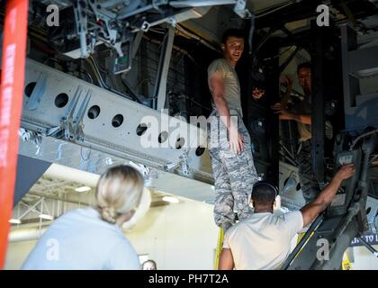 Airman Trenton Vanbuskirk, en haut à gauche, et d'un membre de la Dalton Rodgers, en haut à droite, travailler ensemble avec Bailey Airman Airman Cordarius Arnold et Thomas, 363e Escadron de formation B-52 Cours d'armement, les étudiants d'abattre un rack de bombes à partir d'un B-52 Stratofortress à Sheppard Air Force Base, Texas, le 28 juin 2018. Les étudiants sont la formation pour se familiariser avec la bombe car rack à compter du 29 juin, leur formation comprend l'utilisation de bombes réelles prop. Banque D'Images