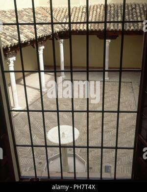 PATIO PEQUENO DESDE UNA VENTANA-REJA. Emplacement : Palacio de Congresos y Exposiciones, Cordoba, Espagne. Banque D'Images