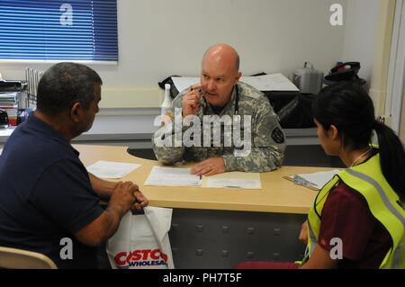 Le lieutenant-colonel Timothy Funk, une infirmière praticienne de la réserve de l'armée attribuée à AMEDD Professional Management Command, et Karina Serrano, un volontaire de Socorro High School Academy les professions de la santé, aider un patient au cours d'un dépistage médical au centre de la petite enfance Escontrias à Socorro, au Texas. Le Funk est l'une des quelque 50 états des Etats-Unis et de la réserve de l'armée de soldats de l'armée des États-Unis qui travaillent en partenariat avec le Texas A&M Colonias programme visant à fournir des soins médicaux à El Paso County's colonias mal desservies de la population. Les services fournis par le personnel militaire est fait par le ministère de la Défense. JE Banque D'Images