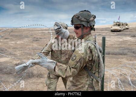 Ingénieurs les Texas Army National Guard Brigade du 116e bataillon du génie de barbelés exsuder le 15 juin 2018, Orchard Centre d'instruction au combat, au sud de Boise, Idaho. Les ingénieurs de combat avec la 116e BEB participer à une capacité de formation de combat eXportable rotation au CTEO pour son centre national de formation en juin 2019 la rotation. Plus de 3 000 soldats de l'armée d'au moins cinq membres de la Garde nationale, l'armée américaine, l'Armée et l'armée britannique de la réserve 103e Regiment Royal Artillery et des aviateurs de l'Oregon Air National Guard's 123e vol météo a participé à Banque D'Images