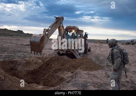 Ingénieurs les Texas Army National Guard Brigade du 116ème bataillon du génie dans des positions de combat pour l'arme, les équipes de M1 Abrams et M2 Bradley et tourelle defilades Hull le 17 juin 2018, Orchard Centre d'instruction au combat, au sud de Boise, Idaho. Les ingénieurs de combat avec la 116e BEB participer à une capacité de formation de combat eXportable rotation au CTEO pour son centre national de formation en juin 2019 la rotation. Plus de 3 000 soldats de l'armée d'au moins cinq membres de la Garde nationale, l'armée américaine, l'Armée et l'Armée britannique du 103e régiment de réserve R Banque D'Images