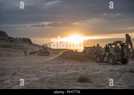 Ingénieurs les Texas Army National Guard Brigade du 116ème bataillon du génie dans des positions de combat pour l'arme, les équipes de M1 Abrams et M2 Bradley et tourelle defilades Hull le 17 juin 2018, Orchard Centre d'instruction au combat, au sud de Boise, Idaho. Les ingénieurs de combat avec la 116e BEB participer à une capacité de formation de combat eXportable rotation au CTEO pour son centre national de formation en juin 2019 la rotation. Plus de 3 000 soldats de l'armée d'au moins cinq membres de la Garde nationale, l'armée américaine, l'Armée et l'Armée britannique du 103e régiment de réserve R Banque D'Images