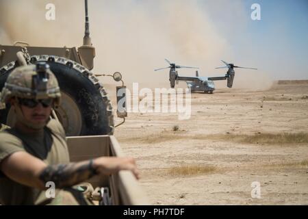 Un Corps des Marines MV-22 atterrit à un endroit éloigné près de la frontière iraqo-syrienne, pour ravitailler les Marines américains et les soldats du 3e régiment de cavalerie, le 23 juin 2018. Les forces de sécurité irakiennes et les partenaires de la Coalition a fourni l'appui feu pour aider les forces démocratiques syriennes comme ils continuer l'opération Roundup, l'offensive militaire à accélérer la défaite d'ISIS qui reste au milieu de la vallée de l'Euphrate et la région de la frontière irako-syrienne. Banque D'Images