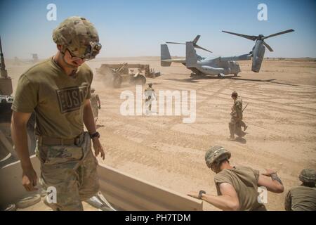 Un Corps des Marines MV-22 atterrit à un endroit éloigné près de la frontière iraqo-syrienne, pour ravitailler les Marines américains et les soldats du 3e régiment de cavalerie, le 23 juin 2018. Les forces de sécurité irakiennes et les partenaires de la Coalition a fourni l'appui feu pour aider les forces démocratiques syriennes comme ils continuer l'opération Roundup, l'offensive militaire à accélérer la défaite d'ISIS qui reste au milieu de la vallée de l'Euphrate et la région de la frontière irako-syrienne. Banque D'Images