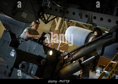 Airman Bailey Arnold, 363e Escadron de formation B-52 Cours d'armement, l'étudiant utilise un MHU-83 chargeur pour abaisser une bombe déconnecté d'un rack de bombes B-52 Stratofortress à Sheppard Air Force Base, Texas, le 28 juin 2018. Le MHU-83 a été conçu pour être capable de soulever, transporter, charger et décharger les armes à sous-munitions pesant jusqu'à 7 000 livres. Lors de la prise d'un rack à la bombe, les étudiants doivent travailler en équipe et de décider d'une personne de conduire le MHU-83 tout le temps. Banque D'Images