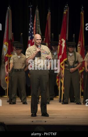 Corps des Marines américains, le général Robert S. Iiams, gauche, commandant général sortant, donne ses commentaires lors de la commande de formation et d'éducation à la cérémonie de passation de commandement, Warner Hall, le Marine Corps Base Quantico, en Virginie, le 29 juin 2018. La cérémonie a eu lieu à renoncer à la commande à partir d'Iiams au major général William F. Mullen III. Banque D'Images