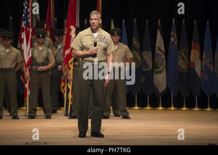 Corps des Marines américains, le général William F. Mullen III, le général commandant à venir, donne ses commentaires lors de la commande de formation et d'éducation à la cérémonie de passation de commandement, Warner Hall, le Marine Corps Base Quantico, en Virginie, le 29 juin 2018. La cérémonie a eu lieu à abandonner le commandement du major-général Robert S. Iiams à Mullen. Banque D'Images