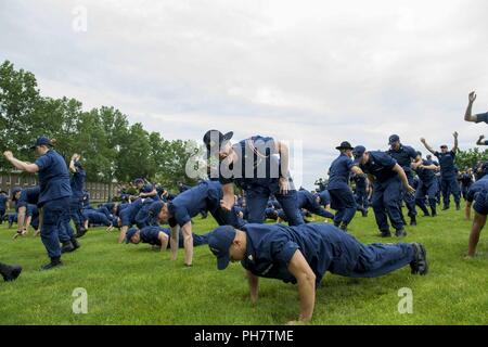 NEW LONDON (Connecticut) -- La classe de 2020 participe à un cours de formation d'une semaine dirigé par les commandants de compagnies de Cape May, début juin 21, 2018. La formation est fournie à la place et à venir les membres de l'effectif qui sera en charge de l'écouvillonnage et leur transformation à des civils de la Garde côtière canadienne pour les hommes et les femmes. Banque D'Images