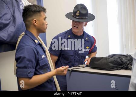 NEW LONDON (Connecticut) -- La classe de 2020 participe à un cours de formation d'une semaine dirigé par les commandants de compagnies de Cape May, début juin 21, 2018. La formation est fournie à la place et à venir les membres de l'effectif qui sera en charge de l'écouvillonnage et leur transformation à des civils de la Garde côtière canadienne pour les hommes et les femmes. Banque D'Images