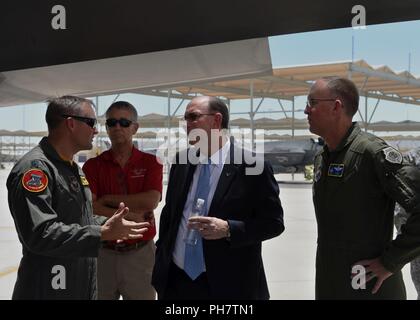 Le lieutenant-colonel Rhett Hierlmeier, 61e Escadron de chasse commandant, Matthew Donovan, Sous-secrétaire de la Force aérienne, et Brigue. Le général Todd Canterbury, 56th Fighter Wing Commander, discuter des caractéristiques de l'aile à la mission de Luke Air Force Base, en Arizona, le 29 juin 2018. Donovan s'est rendu à Luc sera le conférencier invité pour le 61e Escadron de chasse cérémonie de remise des diplômes et pénétrais de F-35 des activités de formation. Banque D'Images