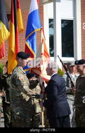 Employé du gouvernement américain Michael D. Formica, Directeur de la gestion de l'installation, Command-Europe les couleurs de l'unité donne au colonel Sean H. Kuester (nouveau commandant de l'armée américaine) au cours de la garnison Benelux Changement de commandement, Chièvres : Caserne Daumerie, Belgique, le 29 juin, 2018. Banque D'Images