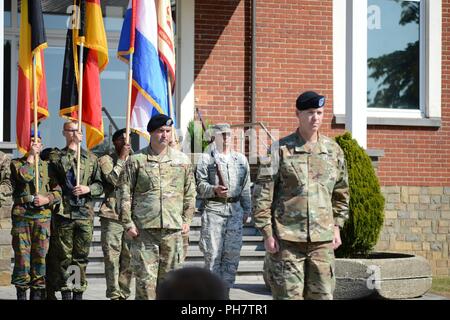 Le colonel de l'armée américaine Sean H. Kuester (nouveau commandant), prend son commandant au cours de garnison de l'armée américaine Benelux' Changement de commandement, Chièvres : Caserne Daumerie, Belgique, le 29 juin 2018. Banque D'Images