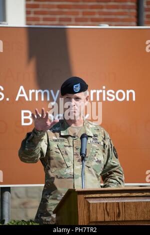 Le colonel de l'armée américaine Sean H. Kuester (nouveau commandant), raconte ses travaux futurs projets et rend hommage à ses soldats au cours de la garnison de l'armée américaine Benelux' Changement de commandement, Chièvres : Caserne Daumerie, Belgique, le 29 juin 2018. Banque D'Images