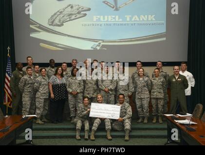 Réservoir de carburant MacDill, présentateurs, juges et pause des coordonnateurs pour une photo de groupe après l'attribution de 237 000 $ à dix idées novatrices à la base aérienne MacDill, Floride, juin, 27, 2018. Dans l'ensemble, l'aile a financé une caméra à imagerie thermique, les convertisseurs de puissance et les climatiseurs pour le KC-135, logiciel de détection du cancer de la peau et de la crème solaire, résident de dortoir, app studio photo numérique programmation, une formation sur le service à la clientèle pour le 6ème groupe médical, et l'amélioration continue des processus de formation pour l'aile. Banque D'Images