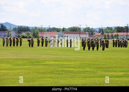 Les soldats avec des unités associées à la 86e Division de formation tenir un changement de commandement le 28 juin, 2018 pratique, à Fort McCoy, Wisconsin (Etats-Unis) La 86e est une organisation de locataires à Fort McCoy. Banque D'Images