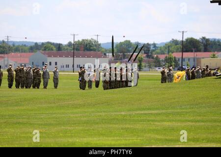 Les soldats avec des unités associées à la 86e Division de formation tenir un changement de commandement le 28 juin, 2018 pratique, à Fort McCoy, Wisconsin (Etats-Unis) La 86e est une organisation de locataires à Fort McCoy. Banque D'Images