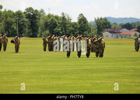 Les soldats avec des unités associées à la 86e Division de formation tenir un changement de commandement le 28 juin, 2018 pratique, à Fort McCoy, Wisconsin (Etats-Unis) La 86e est une organisation de locataires à Fort McCoy. Banque D'Images