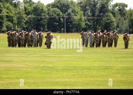 Les soldats avec des unités associées à la 86e Division de formation tenir un changement de commandement le 28 juin, 2018 pratique, à Fort McCoy, Wisconsin (Etats-Unis) La 86e est une organisation de locataires à Fort McCoy. Banque D'Images