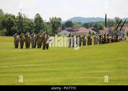 Les soldats avec des unités associées à la 86e Division de formation tenir un changement de commandement le 28 juin, 2018 pratique, à Fort McCoy, Wisconsin (Etats-Unis) La 86e est une organisation de locataires à Fort McCoy. Banque D'Images