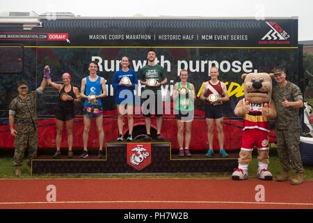 Les trois premiers hommes et femmes posent pour une photo avec leurs prix pour le Belleau Wood 8k race au Marine Corps Base Quantico, en Virginie, le 23 juin 2018. Les deux races sont en dehors de la Marine Corps Marathon Race Series. Banque D'Images