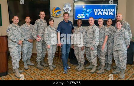 Les membres de la commission réservoir Dragon et les participants posent pour une photo de groupe lors de la séance inaugurale de l'événement innovation réservoir Dragon dans la Bay Breeze Event Center's Dragon's Lair à la base aérienne de Keesler, Mississippi, le 29 juin 2018. L'événement offre l'occasion au personnel de Keesler présenter leur percée et d'idées novatrices pour le panel de juges ayant l'espoir de les mener à bien. Banque D'Images