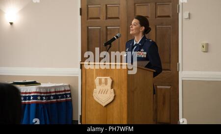 Le major Steven Green Jr, 2e Partie, commandant de l'Escadron prend le commandement de la 2e les inconvénients du lieutenant-colonel Jennifer Burnett à base aérienne de Barksdale, en Louisiane, le 25 juin 2018. Banque D'Images