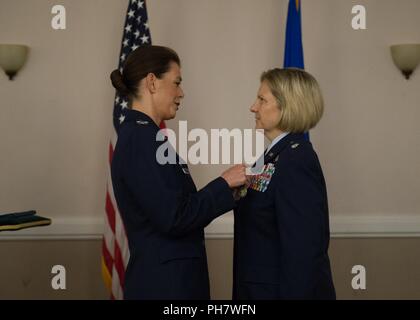 Le major Steven Green Jr, 2e Partie, commandant de l'Escadron prend le commandement de la 2e les inconvénients du lieutenant-colonel Jennifer Burnett à base aérienne de Barksdale, en Louisiane, le 25 juin 2018. Banque D'Images