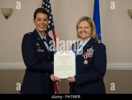 Le major Steven Green Jr, 2e Partie, commandant de l'Escadron prend le commandement de la 2e les inconvénients du lieutenant-colonel Jennifer Burnett à base aérienne de Barksdale, en Louisiane, le 25 juin 2018. Banque D'Images