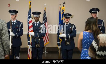 Le major Steven Green Jr, 2e Partie, commandant de l'Escadron prend le commandement de la 2e les inconvénients du lieutenant-colonel Jennifer Burnett à base aérienne de Barksdale, en Louisiane, le 25 juin 2018. Banque D'Images