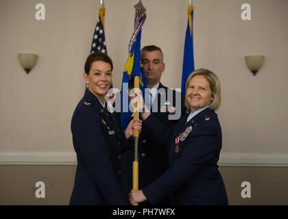 Le major Steven Green Jr, 2e Partie, commandant de l'Escadron prend le commandement de la 2e les inconvénients du lieutenant-colonel Jennifer Burnett à base aérienne de Barksdale, en Louisiane, le 25 juin 2018. Banque D'Images