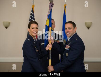 Le major Steven Green Jr, 2e Partie, commandant de l'Escadron prend le commandement de la 2e les inconvénients du lieutenant-colonel Jennifer Burnett à base aérienne de Barksdale, en Louisiane, le 25 juin 2018. Banque D'Images