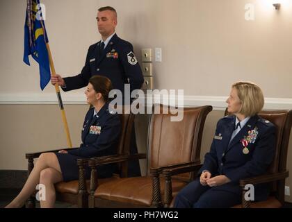 Le major Steven Green Jr, 2e Partie, commandant de l'Escadron prend le commandement de la 2e les inconvénients du lieutenant-colonel Jennifer Burnett à base aérienne de Barksdale, en Louisiane, le 25 juin 2018. Banque D'Images