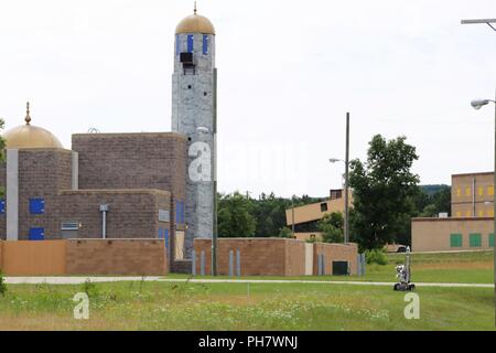 Le personnel de neutralisation des explosifs et l'exploitation d'un robot télécommandé pour un scénario de formation du 22 juin 2018, à l'établissement de formation collective interarmes au Fort McCoy, Wisconsin (Etats-Unis) La formation faisait partie de l'exercice guerrier audacieux en 2018. Près de 60 aviateurs de 10 membres ainsi que des équipes de service international les membres qui font partie des équipes de neutralisation des explosifs formés à Fort McCoy pendant 12 jours à la fin de juin au début de juillet dans le cadre de l'exercice. La formation a également eu lieu à Volk Field, Wisconsin (Etats-Unis) tout au long de la formation, l'EOD aviateurs terminé scénarios dans les opérations de convoi, peuplées-zone r Banque D'Images