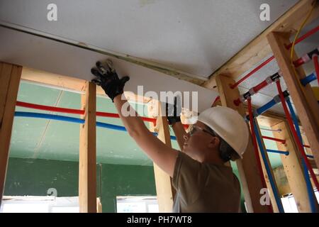 La Garde nationale du Wisconsin 829th Engineer Company soldats travaillant une nouvelle douche Chambre dans le cadre de projets de troupes de Fort McCoy Wi. Banque D'Images