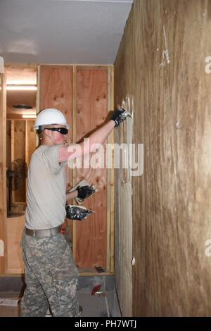 La Garde nationale du Wisconsin 829th Engineer Company soldats travaillant une nouvelle douche Chambre dans le cadre de projets de troupes de Fort McCoy Wi. Banque D'Images