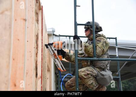 Les soldats de la réserve de l'armée avec la 284e EngineerCompany travaille sur un nouveau bâtiment de stockage de froid au sein de la troupe des projets à Fort McCoy Wi. Banque D'Images