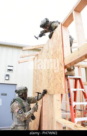 Les soldats de la réserve de l'armée avec la 284e EngineerCompany travaille sur un nouveau bâtiment de stockage de froid au sein de la troupe des projets à Fort McCoy Wi. Banque D'Images