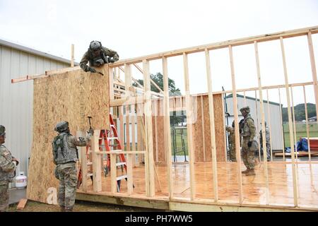 Les soldats de la réserve de l'armée avec la 284e EngineerCompany travaille sur un nouveau bâtiment de stockage de froid au sein de la troupe des projets à Fort McCoy Wi. Banque D'Images