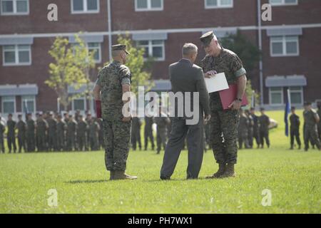 Le général des Marines Niel E. Nelson, général commandant adjoint du Marine Corps Combat Development Command, droite, reçoit un prix de l'ancien lieutenant Gen.Frank A. Panten, gauche, au cours de sa cérémonie de retraite à Camp Lejeune, en Caroline du Nord, le 26 juin 2018. La cérémonie a eu lieu en l'honneur du général Nelson's 35 années de fidèles et de service honorable. Banque D'Images