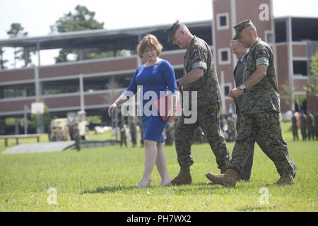 Le général des Marines Niel E. Nelson, général commandant adjoint du Marine Corps Combat Development Command, les escortes sa femme pendant sa retraite cérémonie à Camp Lejeune, en Caroline du Nord, le 26 juin 2018. La cérémonie a eu lieu en l'honneur du général Nelson, 35 ans de service méritoire. Banque D'Images