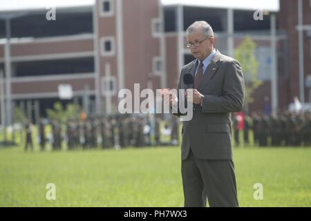 Le général des Marines à la retraite Frank A. adresses Panter, marines, la famille et les amis pendant le général Niel E. Nelson, cérémonie de la retraite à Camp Lejeune, en Caroline du Nord, le 26 juin 2018. La cérémonie a eu lieu en l'honneur du général Nelson's 35 années de fidèles et de service honorable. Banque D'Images