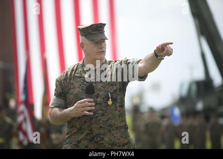 Le général des Marines Niel E. Nelson, général commandant adjoint du Marine Corps Combat Development, adresses de commande les Marines, la famille et les amis au cours de sa cérémonie de retraite à Camp Lejeune, en Caroline du Nord, le 26 juin 2018. La cérémonie a eu lieu en l'honneur du général Nelson's 35 années de fidèles et de service honorable. Banque D'Images