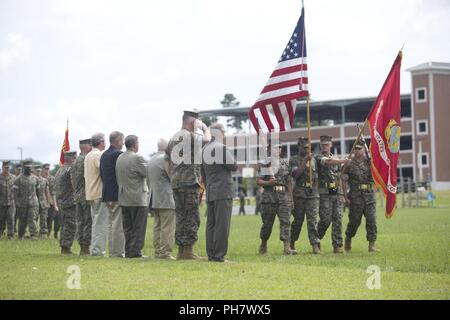 Les Marines américains et Color Guard attribué à 2e Marine Expeditionary Force mène du col et de l'examen pendant le général Niel E. Nelson, cérémonie de la retraite à Camp Lejeune, en Caroline du Nord, le 26 juin 2018. La cérémonie a eu lieu en l'honneur du général Nelson's 35 années de fidèles et de service honorable. Banque D'Images