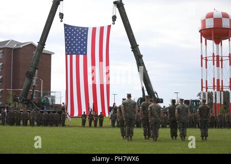 Les Marines américains affectés au 2ème Marine Expeditionary Force mener une cérémonie de la retraite, le général Niel E. Nelson, général commandant adjoint du Marine Corps Combat Development Command à Camp Lejeune, en Caroline du Nord, le 26 juin 2018. La cérémonie a eu lieu en l'honneur du général Nelson's 35 ans d'honorables médaille du service. Banque D'Images